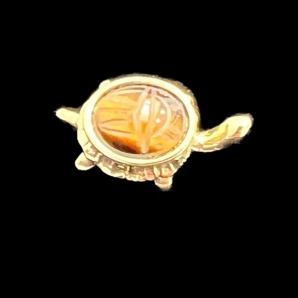 VINTAGE TURTLE LAPEL PIN WITH BROWN CARVED SCARAB DESIGN SHELL